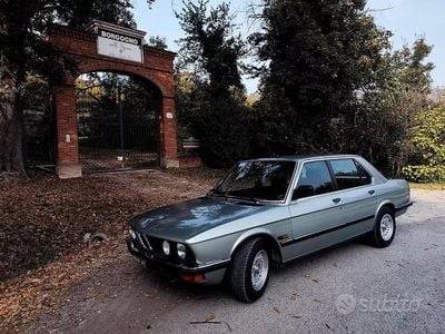 Begagnad BMW 518 90 HK (66 kW) 1982 Grå Sedan
