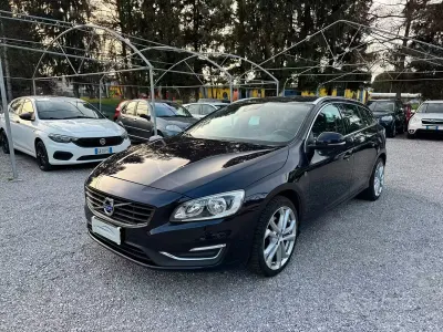 Usata Volvo V60 Ocean Race 120 CV (88 kW) 2016 Blu Station wagon