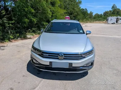 Usata VW Passat 200 CV (147 kW) 2021 Grigio Station wagon