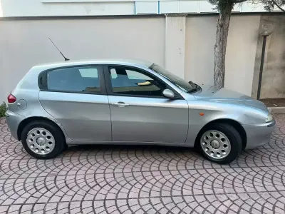 Usata Alfa Romeo 147 105 CV (77 kW) 2002 Grigio Utilitaria