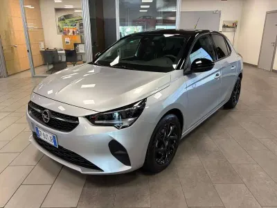 Usata Opel Corsa Design & Tech 75 CV (55 kW) 2023 Argento / tetto nero Utilitaria