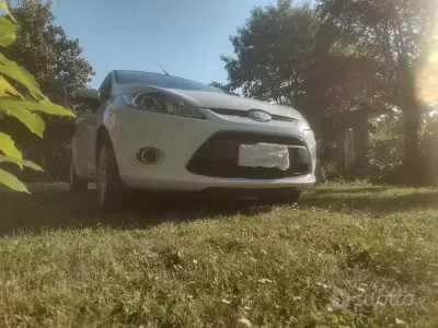 Usata Ford Fiesta 68 CV (50 kW) 2009 Bianco Utilitaria
