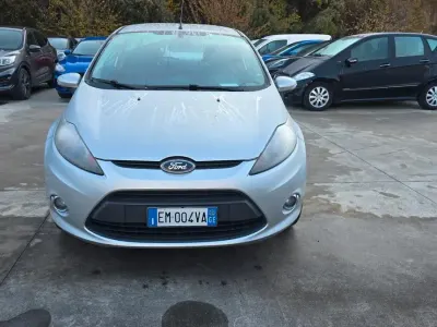 Usado Ford Fiesta Titanium 82 HP (60 kW) 2012 Prateado Sedan