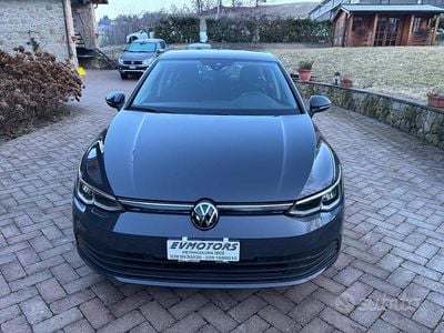 Usata VW Golf VIII Life 116 CV (85 kW) 2022 Grigio Berlina