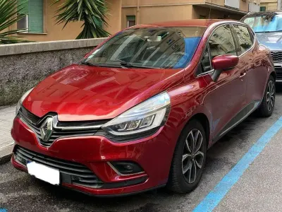 Begagnad Renault Clio IV Intens 90 HK (66 kW) 2016 Röd Halvkombi