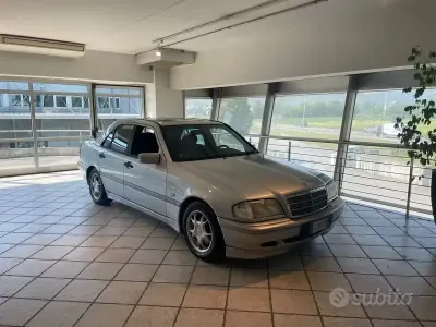 Usata Mercedes C220 125 CV (91 kW) 1998 Grigio Berlina