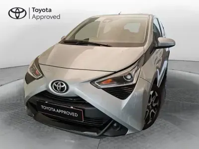 Käytetty Toyota Aygo X-play 72 HP (52 kW) 2021 Harmaa Viistoperä