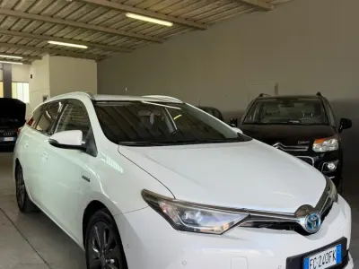 Usata Toyota Auris Touring Sports Lounge 99 CV (72 kW) 2015 Bianco Station wagon