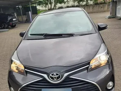 Usata Toyota Yaris 69 CV (50 kW) 2015 Grigio Utilitaria