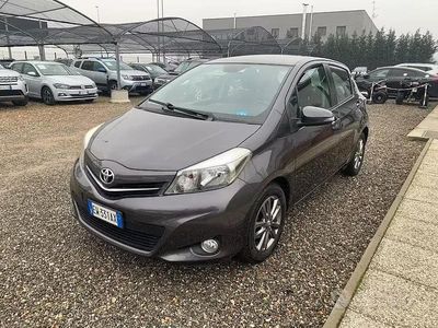 Usata Toyota Yaris Lounge 69 CV (50 kW) 2014 Grigio scuro Utilitaria