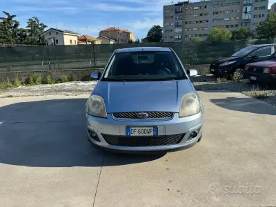 Usata Ford Fiesta Ghia 75 CV (55 kW) 2007 Bluazzurro Utilitaria