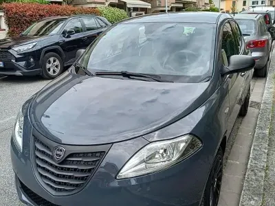Usata Lancia Ypsilon 69 CV (50 kW) 2015 Grigio Utilitaria