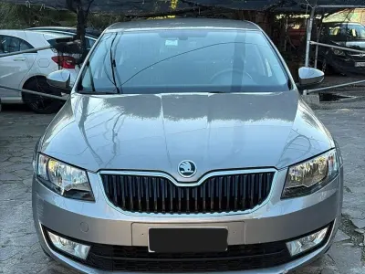 Usata Skoda Octavia Elegance 105 CV (77 kW) 2015 Grigio Berlina