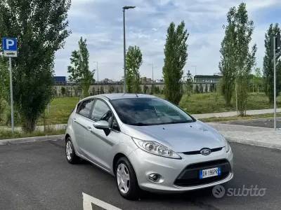 Gebraucht Ford Fiesta 82 PS (60 kW) 2009 Grau Kleinwagen