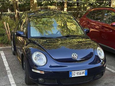 Usata VW New Beetle 105 CV (77 kW) 2009 Blu Utilitaria