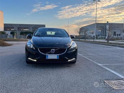 Usata Volvo V40 120 CV (88 kW) 2016 Blu Utilitaria
