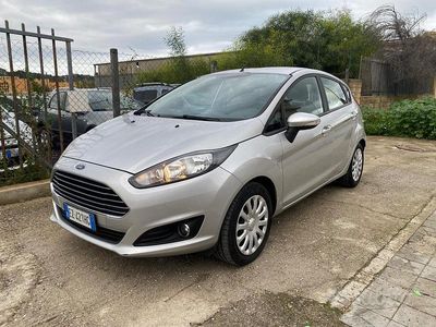 Usata Ford Fiesta 75 CV (55 kW) 2015 Argento Utilitaria