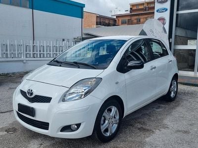 Usata Toyota Yaris Sol 69 CV (50 kW) 2011 Bianco Utilitaria
