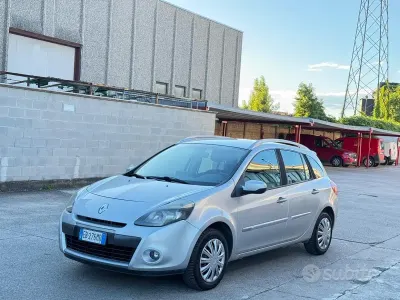 Begagnad Renault Clio II 101 HK (74 kW) 2010 Grå Sedan