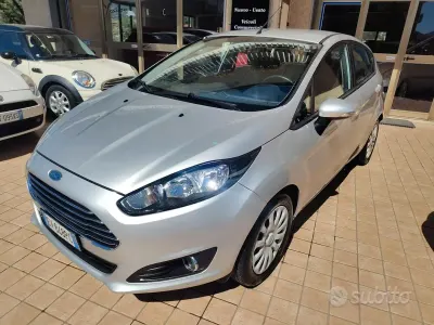 Usata Ford Fiesta 75 CV (55 kW) 2014 Grigio Utilitaria