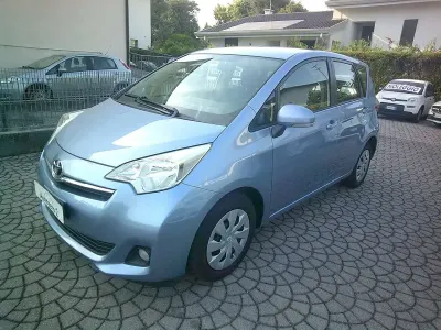 Usata Toyota Verso-S Active 99 CV (72 kW) 2011 Blu/azzurro Monovolume