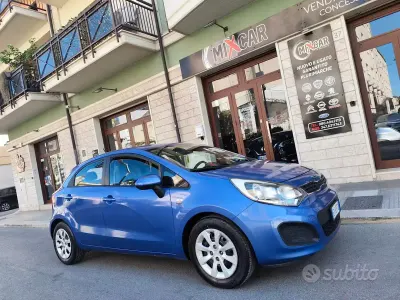 Usata Kia Rio 84 CV (61 kW) 2011 Blu Berlina