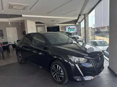 Usata Peugeot 208 Allure 101 CV (74 kW) 2025 Vari colori Utilitaria