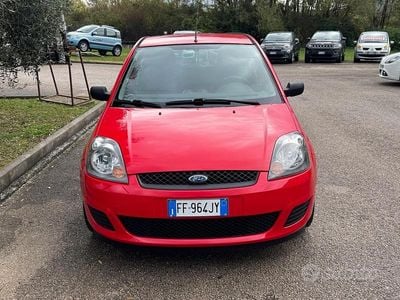 Usata Ford Fiesta Titanium 80 CV (58 kW) 2007 Rosso Berlina