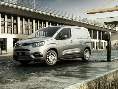 Gebraucht Toyota Proace City City 56 kW (77 PS) 2024 Weiß Van / Kleinbus
