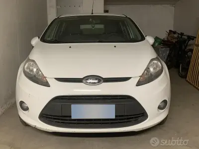 Usata Ford Fiesta 82 CV (60 kW) 2011 Bianco Berlina