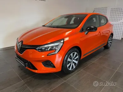 Begagnad Renault Clio V Equilibre 65 HK (47 kW) 2023 Röd Sedan