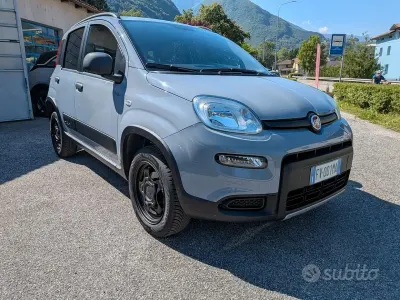 Usado Fiat Panda 4x4 85 CV (62 kW) 2019 Gris Utilitario