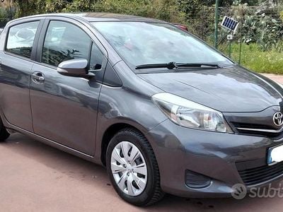 Usata Toyota Yaris Style 90 CV (66 kW) 2013 Grigio Utilitaria