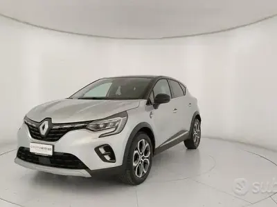 Usata Renault Captur Techno 101 CV (74 kW) 2023 Grigio SUV