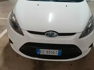Usata Ford Fiesta 97 CV (71 kW) 2010 Bianco Berlina