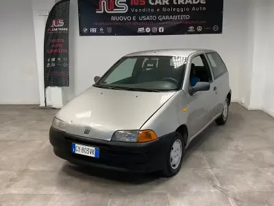 Usado Fiat Punto 60 CV (44 kW) 1997 Gris Berlina