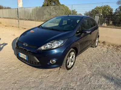 Usata Ford Fiesta Titanium 92 CV (67 kW) 2012 Bluazzurro Berlina