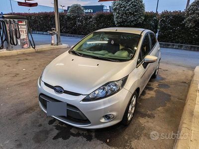 Gebraucht Ford Fiesta 97 PS (71 kW) 2011 Grau Kleinwagen