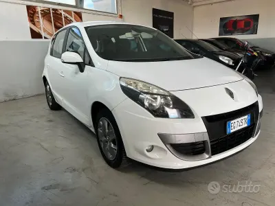 Käytetty Renault Scenic E-Tech Luxe 110 HP (80 kW) 2011 Valkoinen Tila-auto