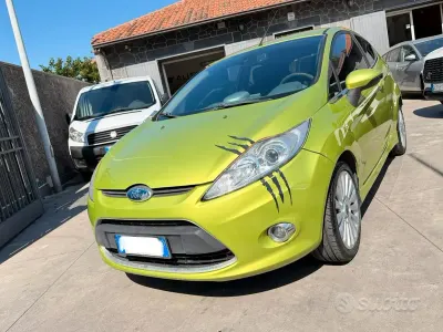 Usata Ford Fiesta 97 CV (71 kW) 2010 Verde Berlina