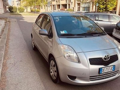 Usata Toyota Yaris Sol 69 CV (50 kW) 2007 Grigio Utilitaria