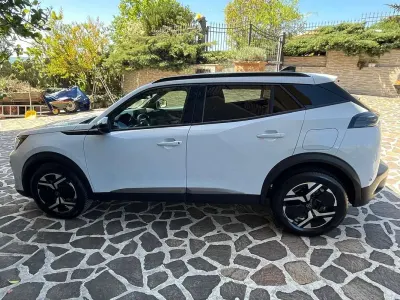 Usata Peugeot 2008 Allure 131 CV (96 kW) 2023 Bianco SUV