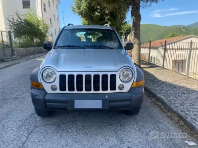 Usata Jeep Cherokee Sport 163 CV (119 kW) 2006 Grigio SUV