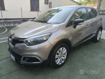 Usata Renault Captur 90 CV (66 kW) 2015 Grigio SUV