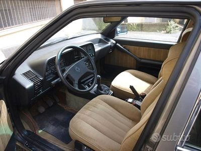 Usata Lancia Thema 166 CV (122 kW) 1986 Grigio Berlina