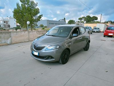 Usata Lancia Ypsilon Silver 69 CV (50 kW) 2022 Grigio Utilitaria