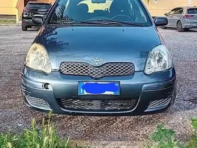 Usata Toyota Yaris 87 CV (63 kW) 2003 Grigio Berlina