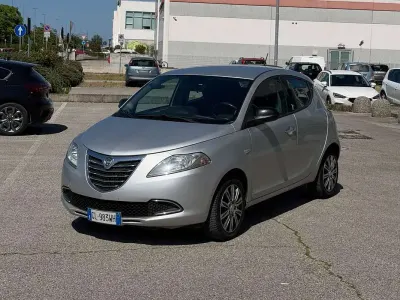 Usata Lancia Ypsilon Silver 95 CV (69 kW) 2012 Argento Utilitaria