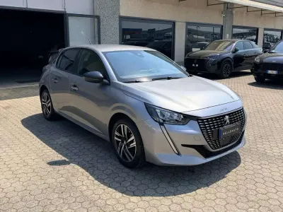 Usata Peugeot 208 Allure 101 CV (74 kW) 2023 Argento Utilitaria