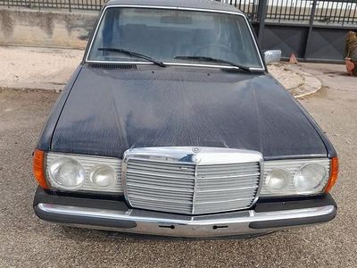 Usata Mercedes 200 1980 Nero Berlina